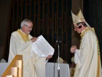 intro-024  Mgr Luigi Bonazzi remet la lettre de nomination de Mgr Grondin à l&#39;abbé Benoît Hins, doyen du Collège des Consulteurs et vicaire général...